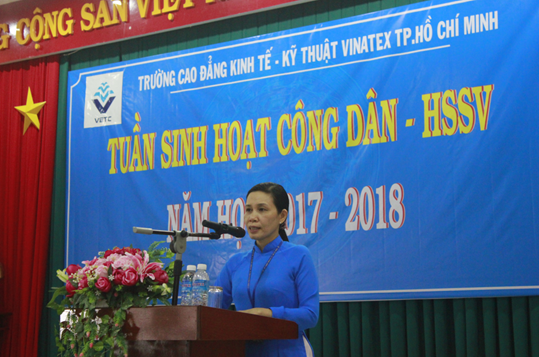 TS.Phan Thị Hải Vân – Phó Hiệu trưởng, phát biểu chúc mừng các tân sinh viên tham gia tuần sinh hoạt công dân - HSSV Cao đẳng Vinatex năm học 2017 - 2018