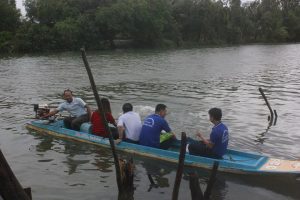 Đoàn qua sông đến thăm gia đình đồng chí Nguyễn Thành Long
