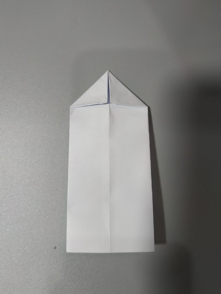 Tạo 2 góc tam giác ở bên trên của tờ giấy